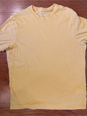 J. Crew Men's Crewneck short sleeve Washed T-Shirt in Light Yellow Large